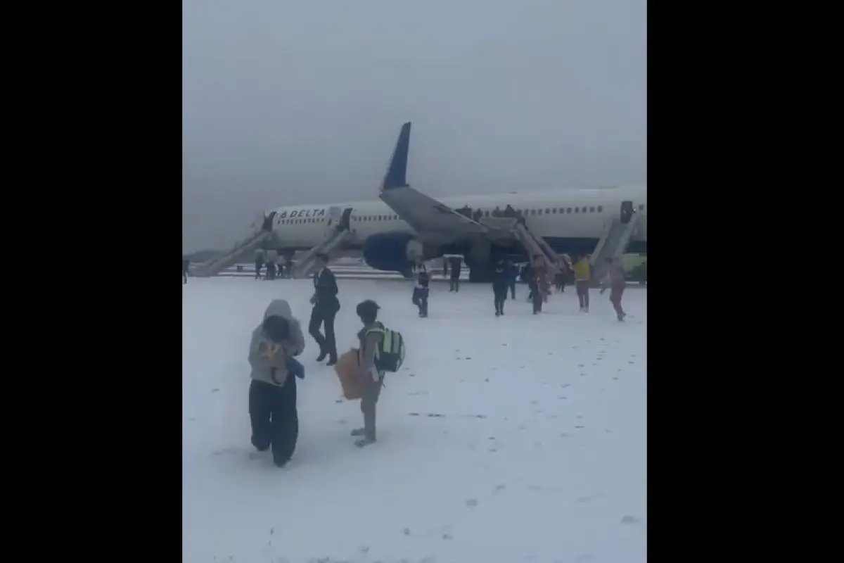 Un avión de Delta es evacuado en el aeropuerto de Atlanta en medio de un temporal invernal, Captura de pantalla