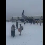 Un avión de Delta es evacuado en el aeropuerto de Atlanta en medio de un temporal invernal ,Captura de pantalla