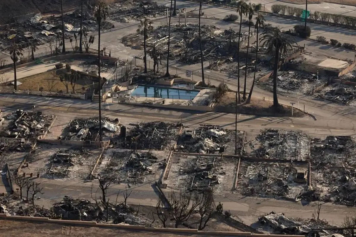 Fotografía de vista de los restos de las casas destruidas por el incendio forestal de Palisades en el barrio de Pacific Palisades de Los Angeles, California, Estados Unidos., EFE.