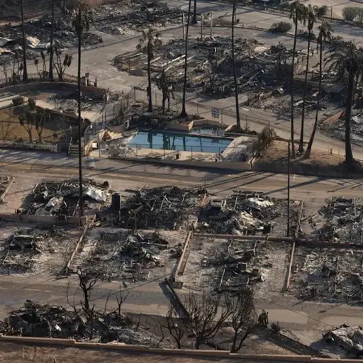 Fotografía de vista de los restos de las casas destruidas por el incendio forestal de Palisades en el barrio de Pacific Palisades de Los Angeles, California, Estados Unidos. ,EFE.