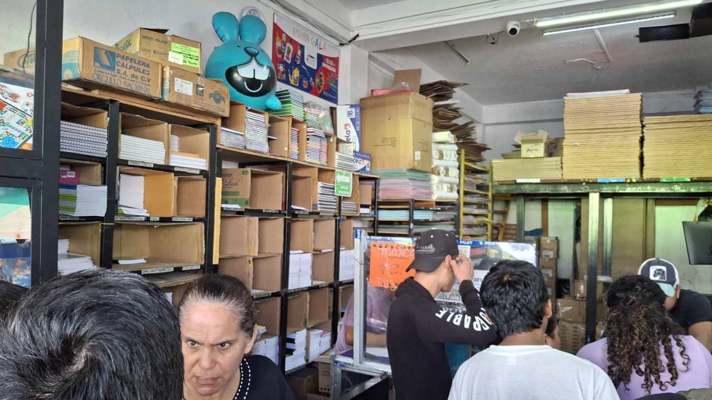 Guatemaltecos hacen largas filas en las librerías del país | Álex Meoño.