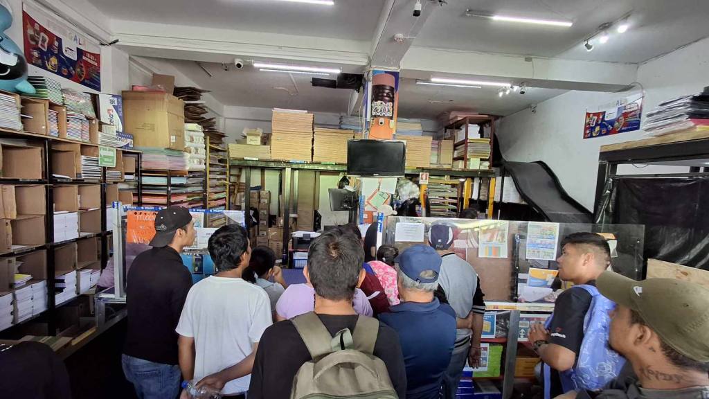 Guatemaltecos hacen largas filas en las librerías del país | Álex Meoño.