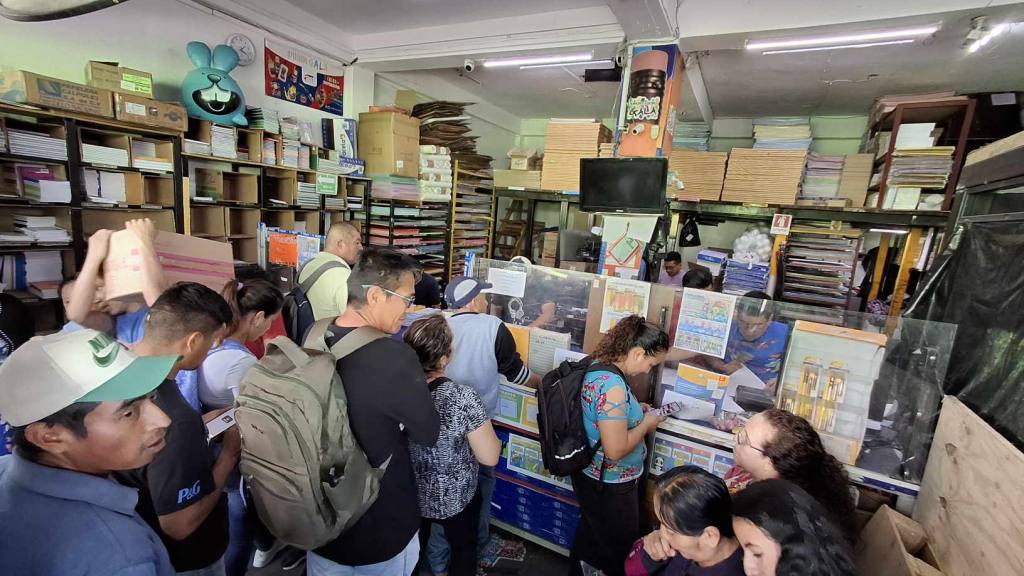 Guatemaltecos hacen largas filas en las librerías del país | Álex Meoño.