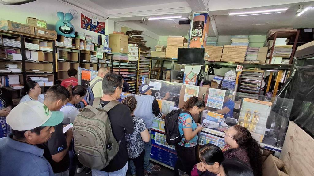 Guatemaltecos hacen largas filas en las librerías del país | Álex Meoño.