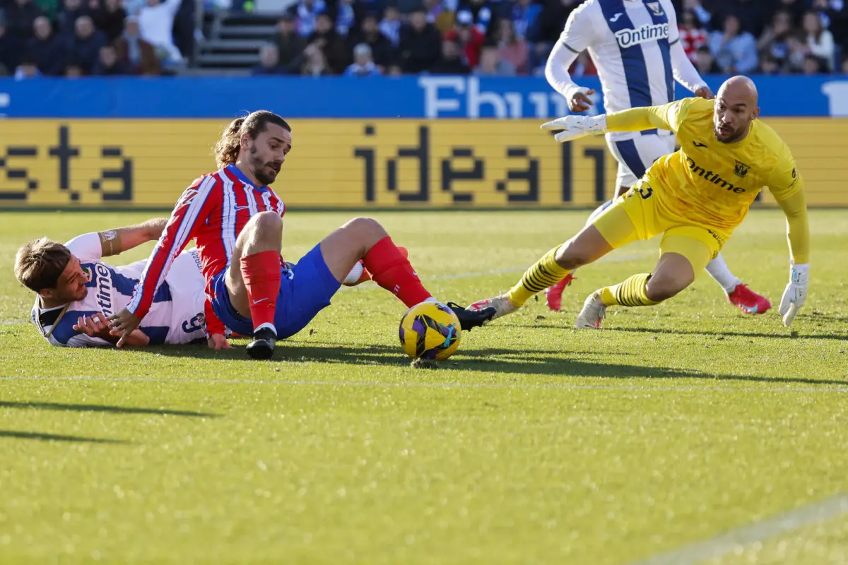 El Atlético pierde y podría ceder el liderato de La Liga - EFE