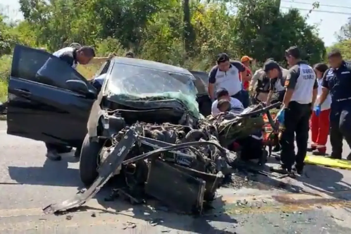 Bomberos y personas voluntarias acudieron al carro para tratar de ayudar., Facebook