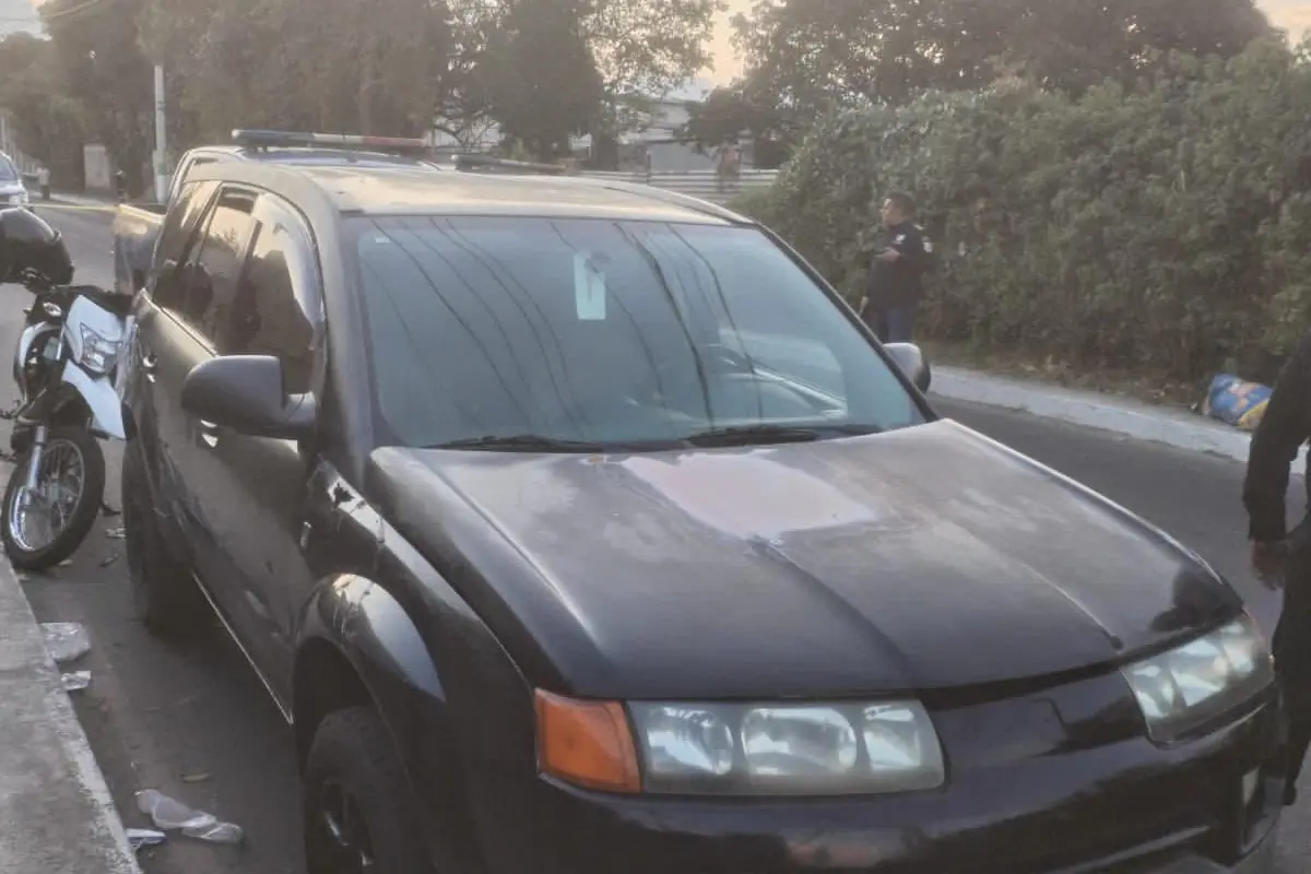 Los sospechosos del tiroteo viajaban en esta camioneta negra., PNC de Guatemala.