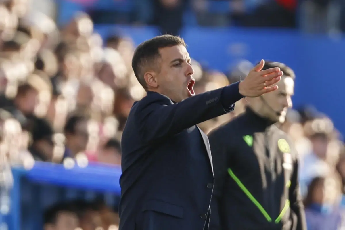 Borja Jiménez, técnico del Leganés, protagonizó un enfrentamiento con su homólogo rojiblanco, Diego Simeone, tras una decisión arbitral que casi cambia el rumbo del partido - EFE