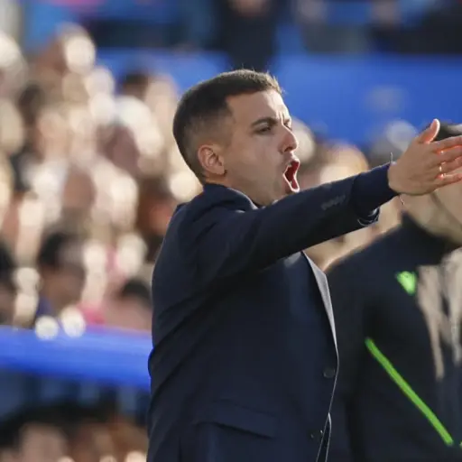 Borja Jiménez, técnico del Leganés, protagonizó un enfrentamiento con su homólogo rojiblanco, Diego Simeone, tras una decisión arbitral que casi cambia el rumbo del partido - EFE