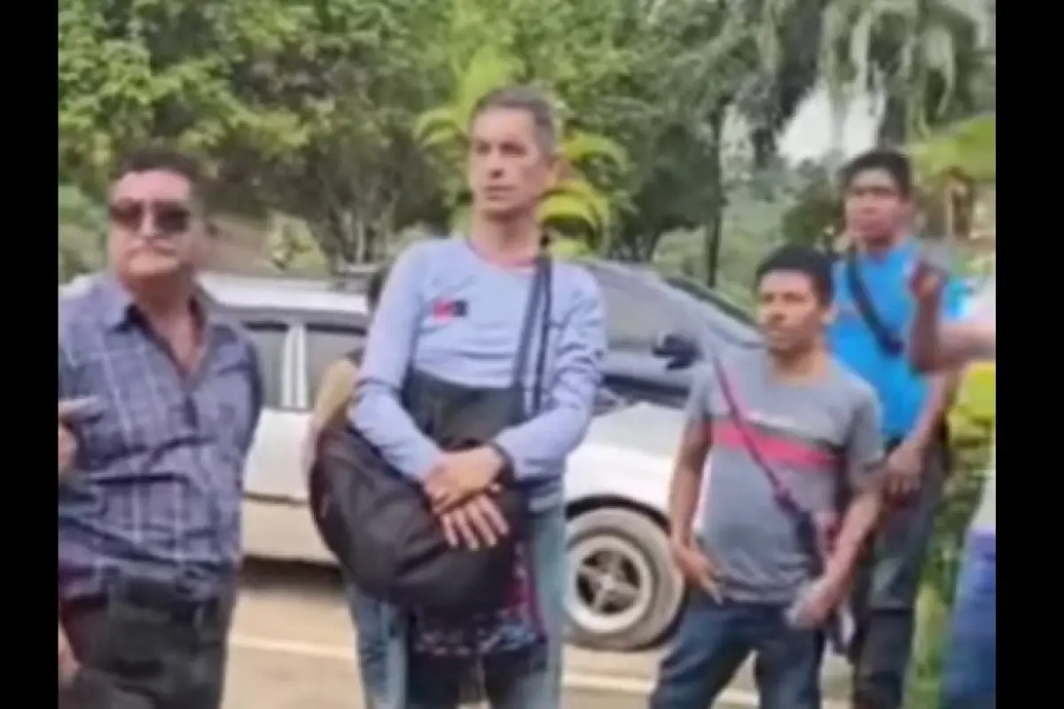 El diputado Víctor Hugo Cifuentes, con playera de manga larga, escuchó atento los reclamos en Fray Bartolomé de las Casas., Captura de pantalla. 