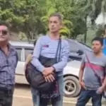 El diputado Víctor Hugo Cifuentes, con playera de manga larga, escuchó atento los reclamos en Fray Bartolomé de las Casas. ,Captura de pantalla. 