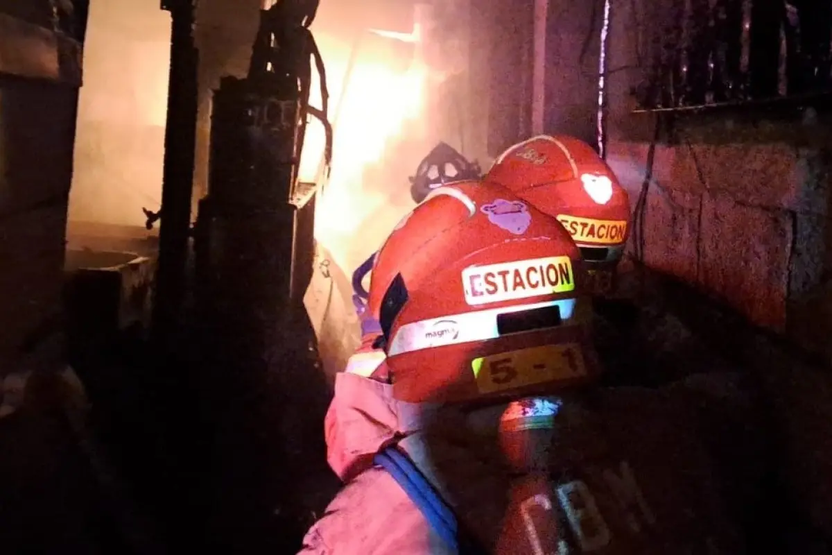 El incendio causó quemaduras de primero y segundo grado en varios residentes de la vivienda., Bomberos Municipales. 