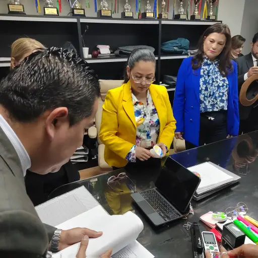 El pasado viernes, integrantes de la planilla Unidad por la Justicia entregaron su expediente de candidatos para la Junta Directiva y el Tribunal de Honor del CANG. ,Guatemala Visible.