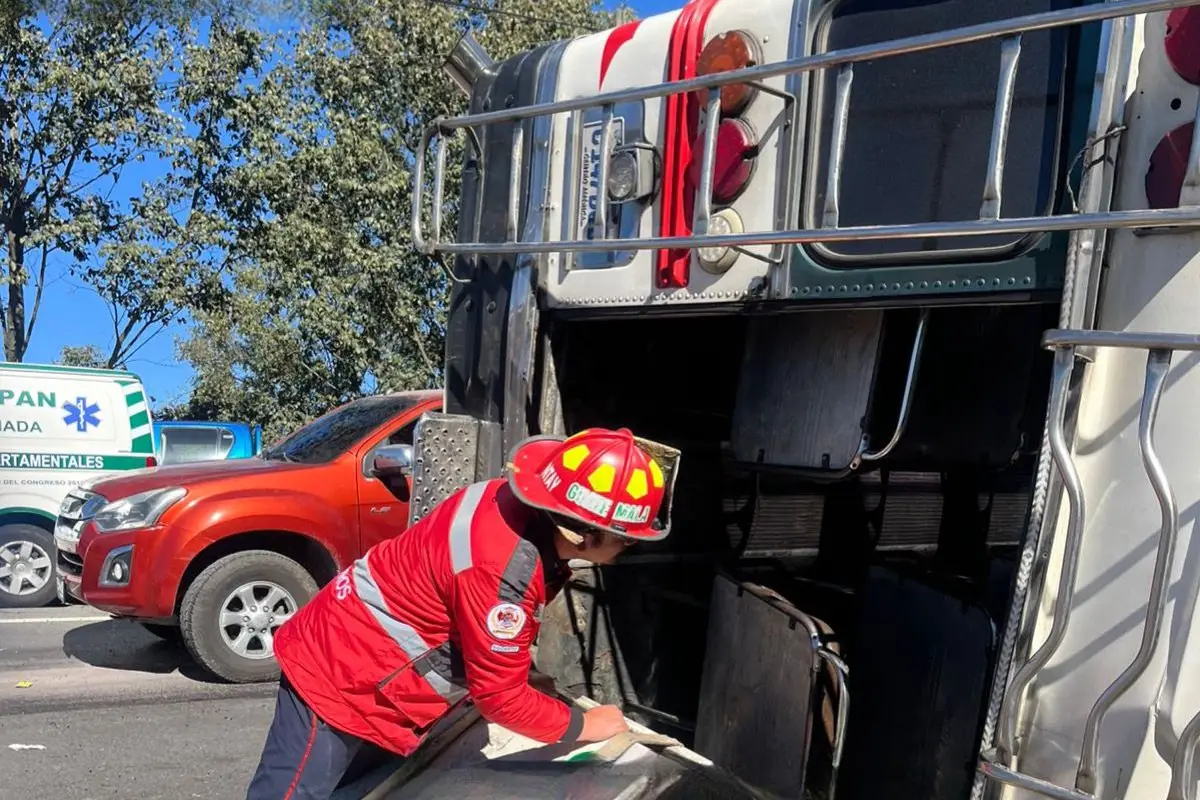 Los rescatistas trasladaron a varios heridos del autobús que se accidentó en la ruta Interamericana., Bomberos Municipales Departamentales. 