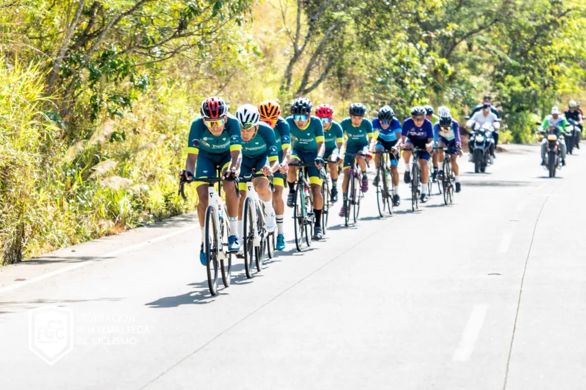 Pelotón de ciclistas en Guatemala. 