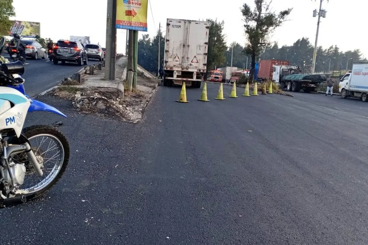 Durante la madrugada, autoridades de Villa Nueva cerraron la entrada al Cenma por trabajos en el asfalto. , PMT de Villa Nueva.