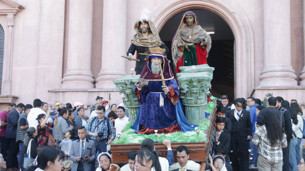 La Procesión de la Virgen de los Reyes culmina a las 0:00 horas del martes 7 de enero de 2024. | Álex Meoño.