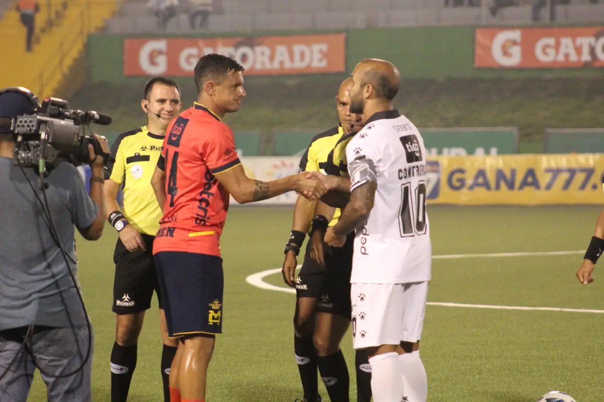 Partido entre Comunicaciones FC y CSD Municipal en el estadio Cementos Progreso - Christoper Chang