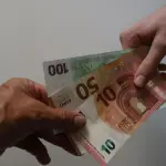 Imagen de archivo de billetes de euro en las manos.  ,EFE