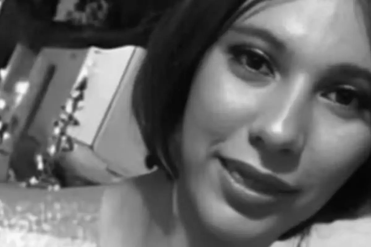 Mujer fallece tras sufrir quemaduras graves mientras realizaba un reto viral de TikTok durante su cumpleaños., Redes sociales.