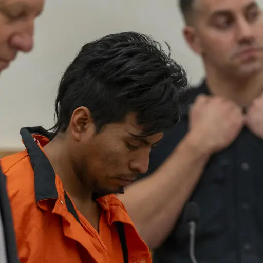 Guatemalteco acusado de quemar a una mujer en Nueva York acude a audiencia.