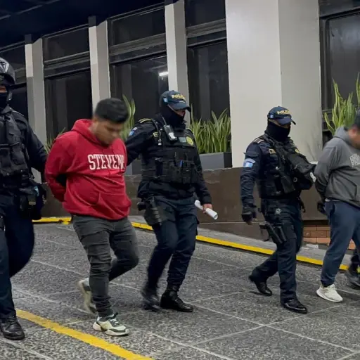 Capturan a presuntos robacarros en zona 12