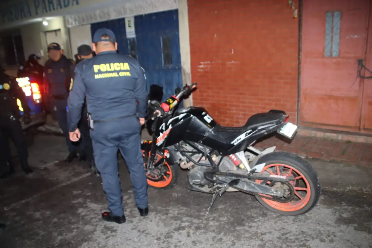 Los detenidos se conducían en motocicleta, portando un arma de fuego legal., PNC de Guatemala.