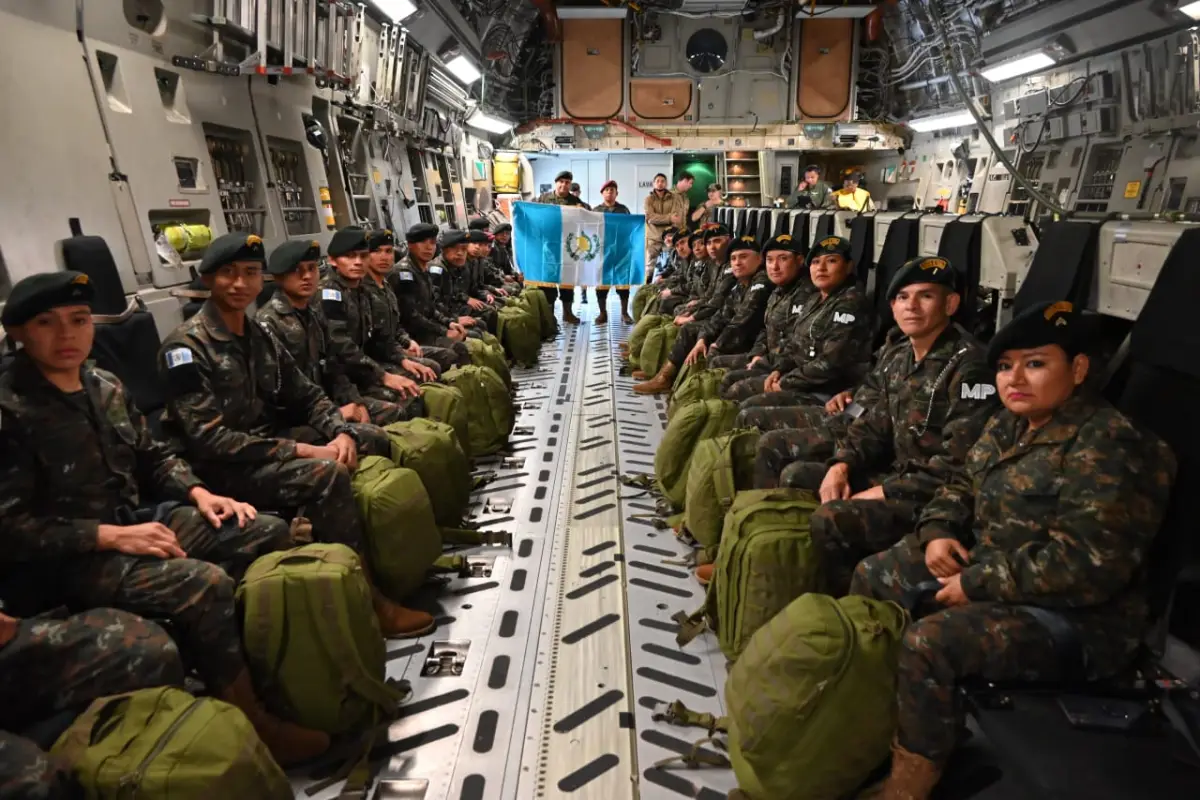 Las fuerzas armadas viajaron portando una bandera de Guatemala como muestra de patriotismo., Ejército de Guatemala.