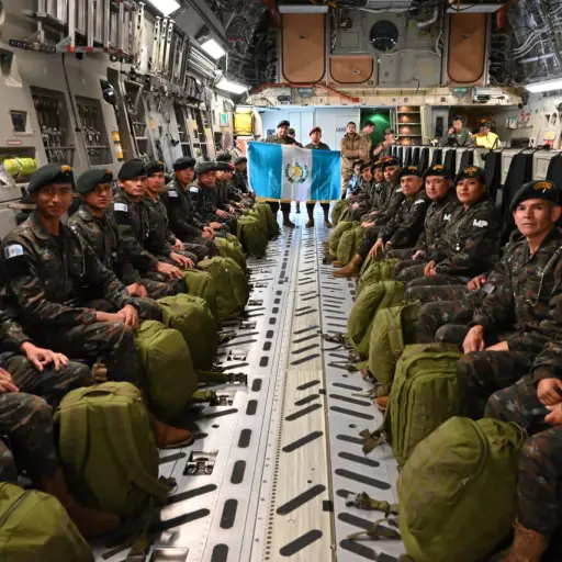 Las fuerzas armadas viajaron portando una bandera de Guatemala como muestra de patriotismo. ,Ejército de Guatemala.