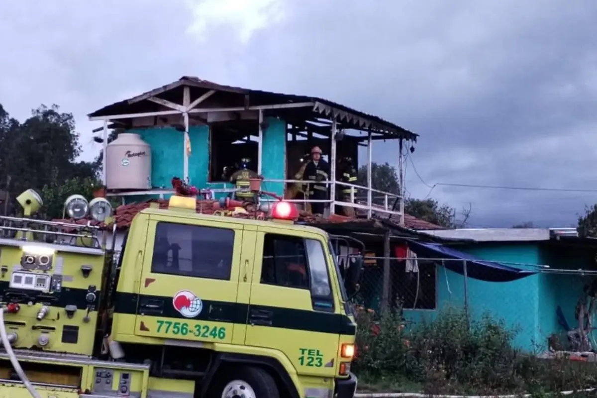 Bomberos Municipales Departamentales y Bomberos Voluntarios apagaron las llamas., Bomberos.