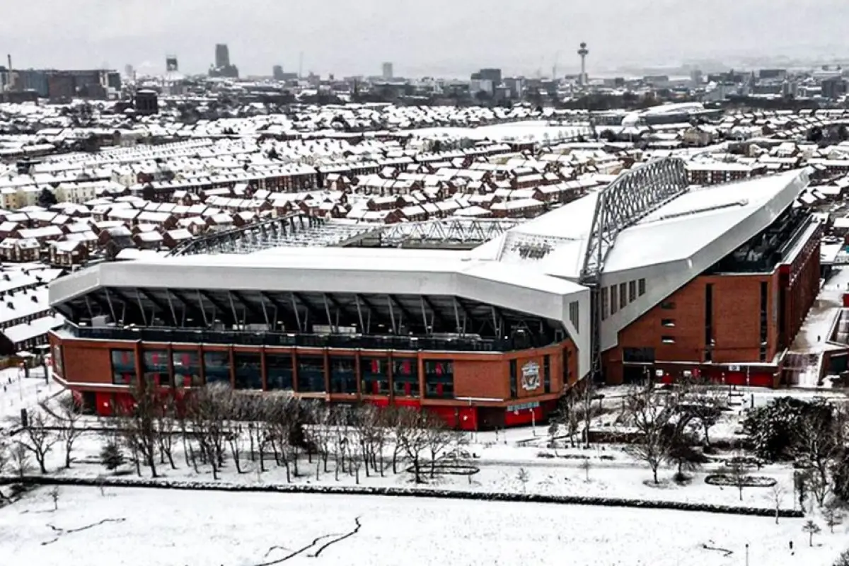 Fuerte nevada previo al Liverpool-Manchester United