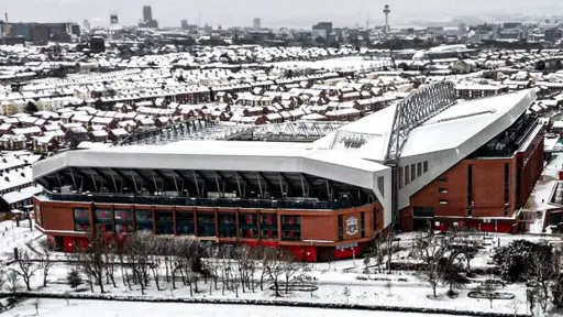 Fuerte nevada previo al Liverpool-Manchester United