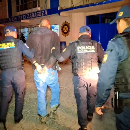 La PNC trasladó a Ely, alias Canillón, hacia la sede de justicia más cercana.  ,PNC de Guatemala.