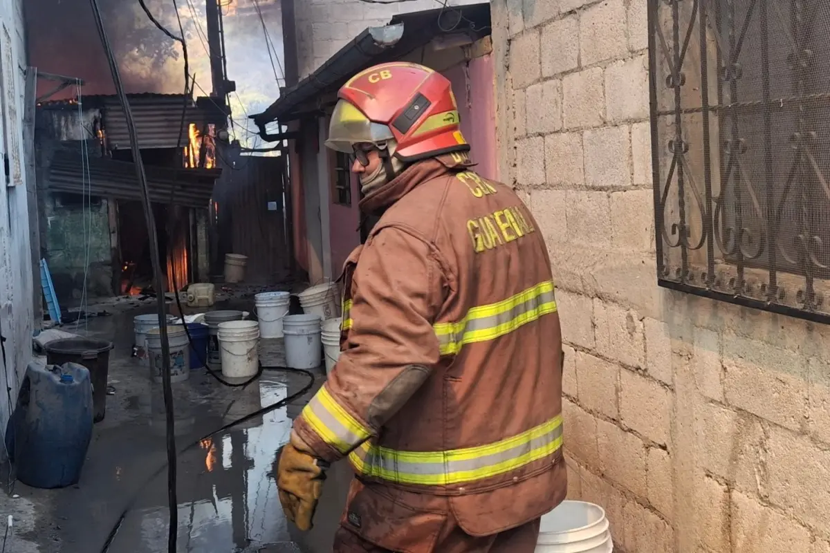 Los rescatistas acudieron al sector 19 de Mayo, colonia La Reinita, para apagar el fuego., Bomberos Municipales. 