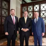 Mike Lee, tercero de izquierda a derecha, en una reunión en el presidente Bernardo Arévalo. ,Embajada de EE.UU. en Guatemala.