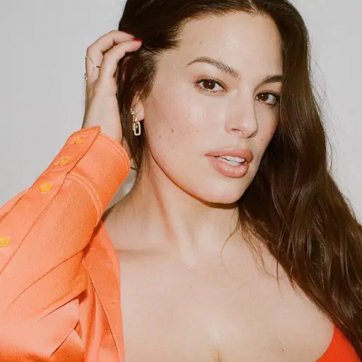 Ashley Graham presumió sus atributos en un escotado vestido negro. ,Cortesía