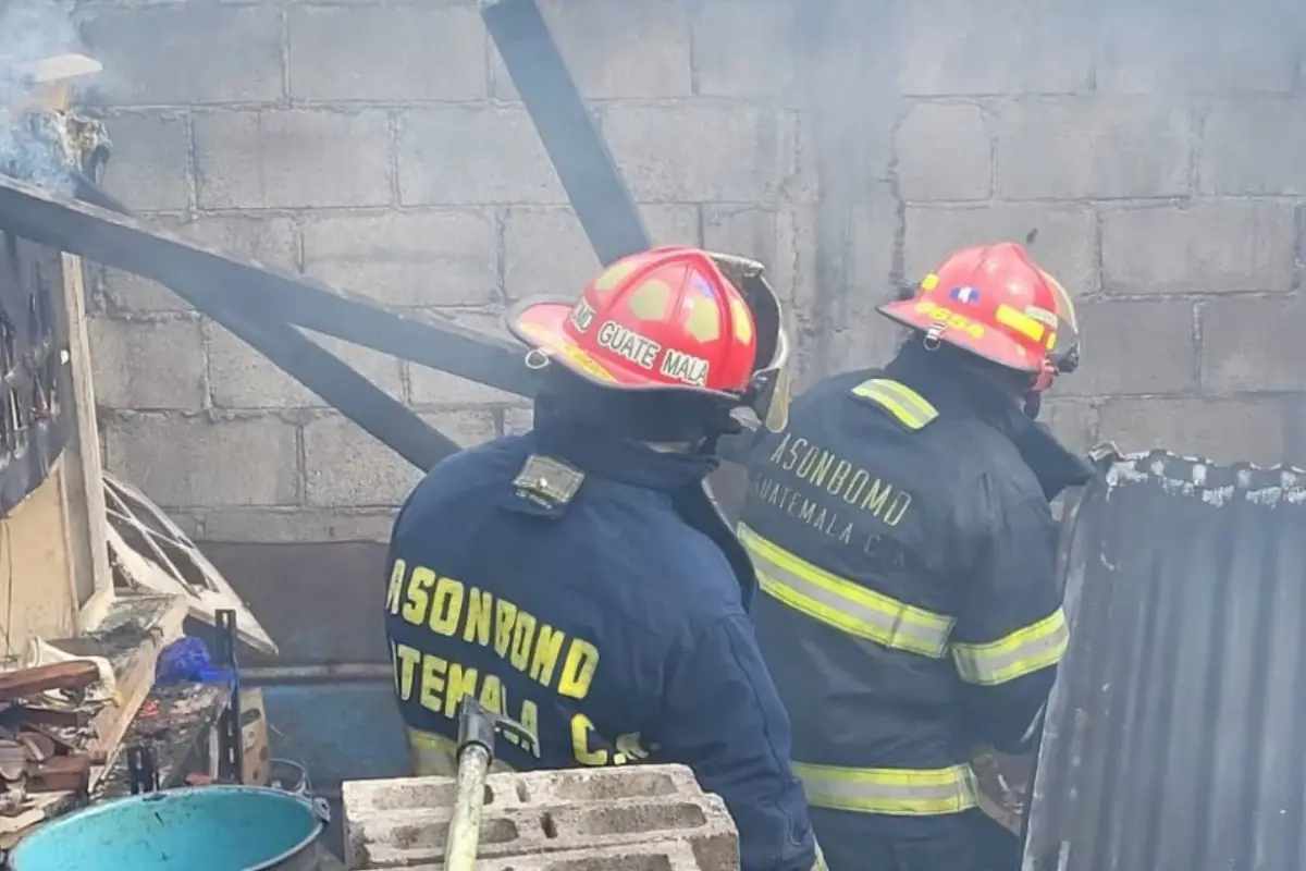 Bomberos Municipales Departamentales combaten incendio, Bomberos Municipales Departamentales 