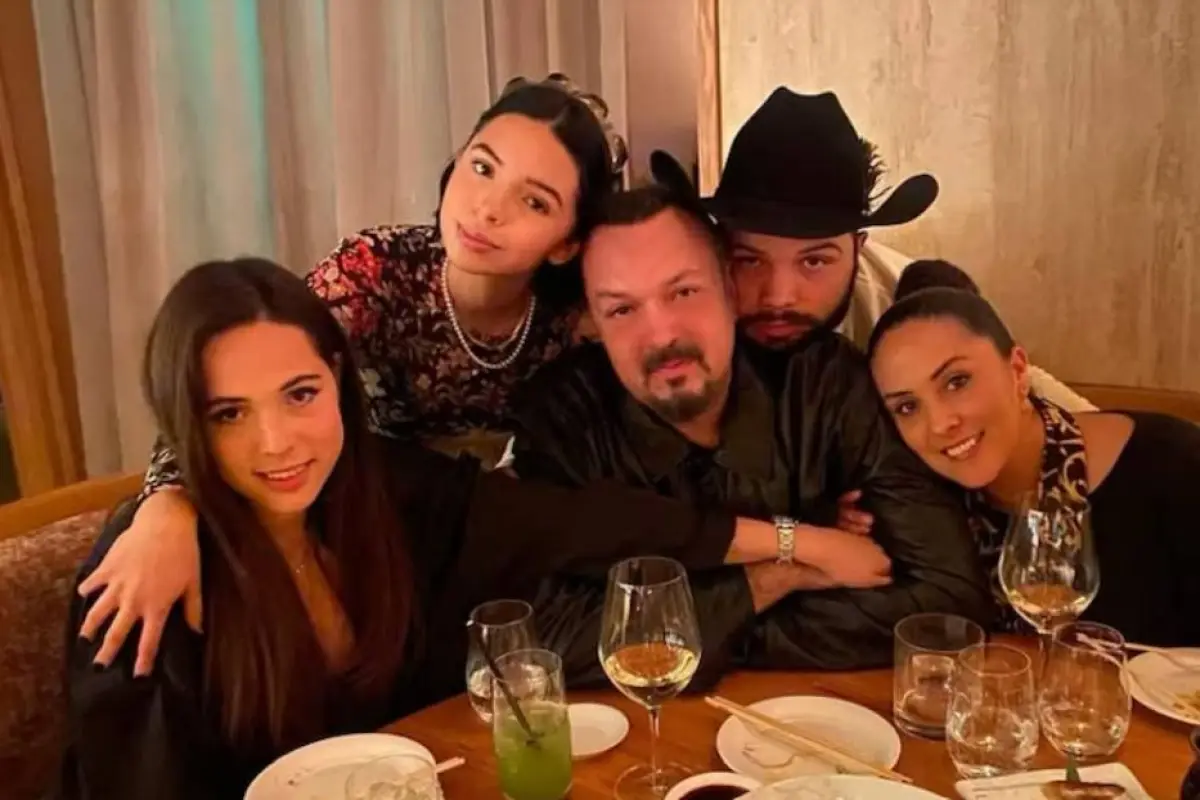 En la fotografía familiar se puede ver la ausencia de Christian Nodal y Emiliano Aguilar., Cortesía