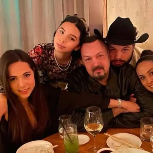 En la fotografía familiar se puede ver la ausencia de Christian Nodal y Emiliano Aguilar. ,Cortesía