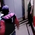 Hombre ebrio intenta a ingresar a un elevador a patadas y muere de forma trágica ,Captura de pantalla video X.