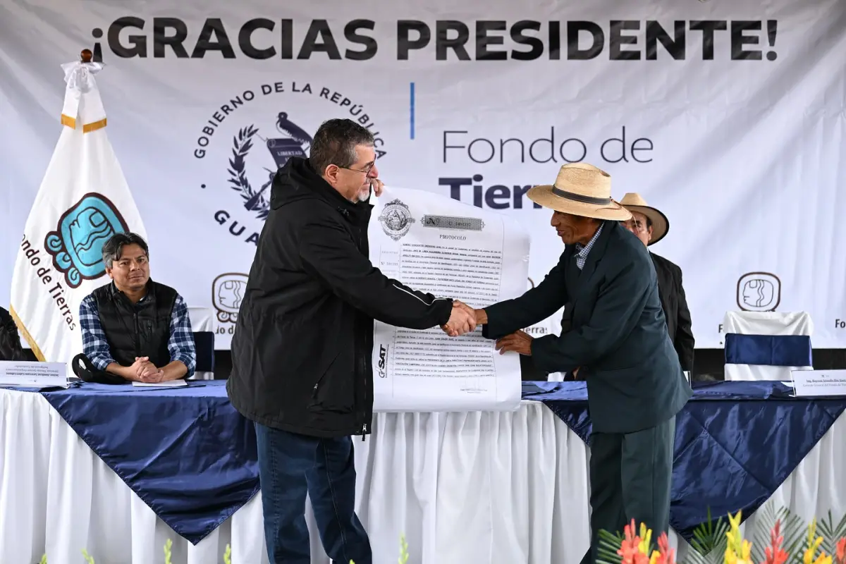 El presidente Bernardo Arévalo entregó las escrituras comunales., Gobierno