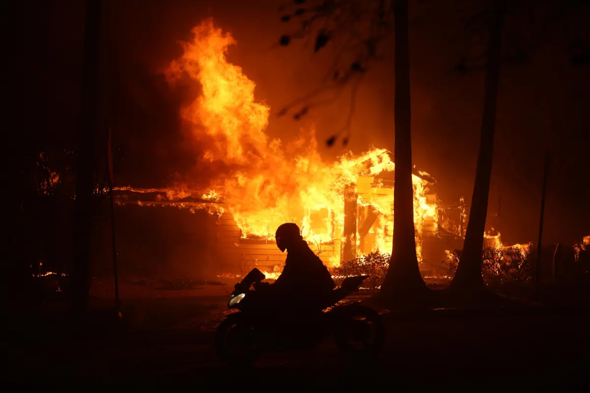 Sube a cinco el número de muertos en uno de los incendios que azotan a Los Ángeles, Foto EFE