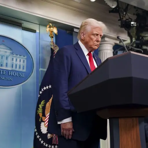 Donald Trump guarda minuto de silencio por accidente aéreo en Washington ,EFE