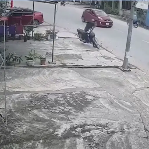 Momento exacto en que el hombre se estrella en un poste.  ,X /@lamanoconpelosx.