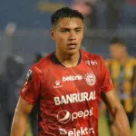 Carlos Santos empujó a dos bomberos provocando su caída en juego ante Malacateco 