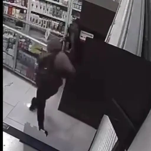 Violento asalto en farmacia de Panajachel desata indignación en redes sociales. ,Captura de pantalla video X.