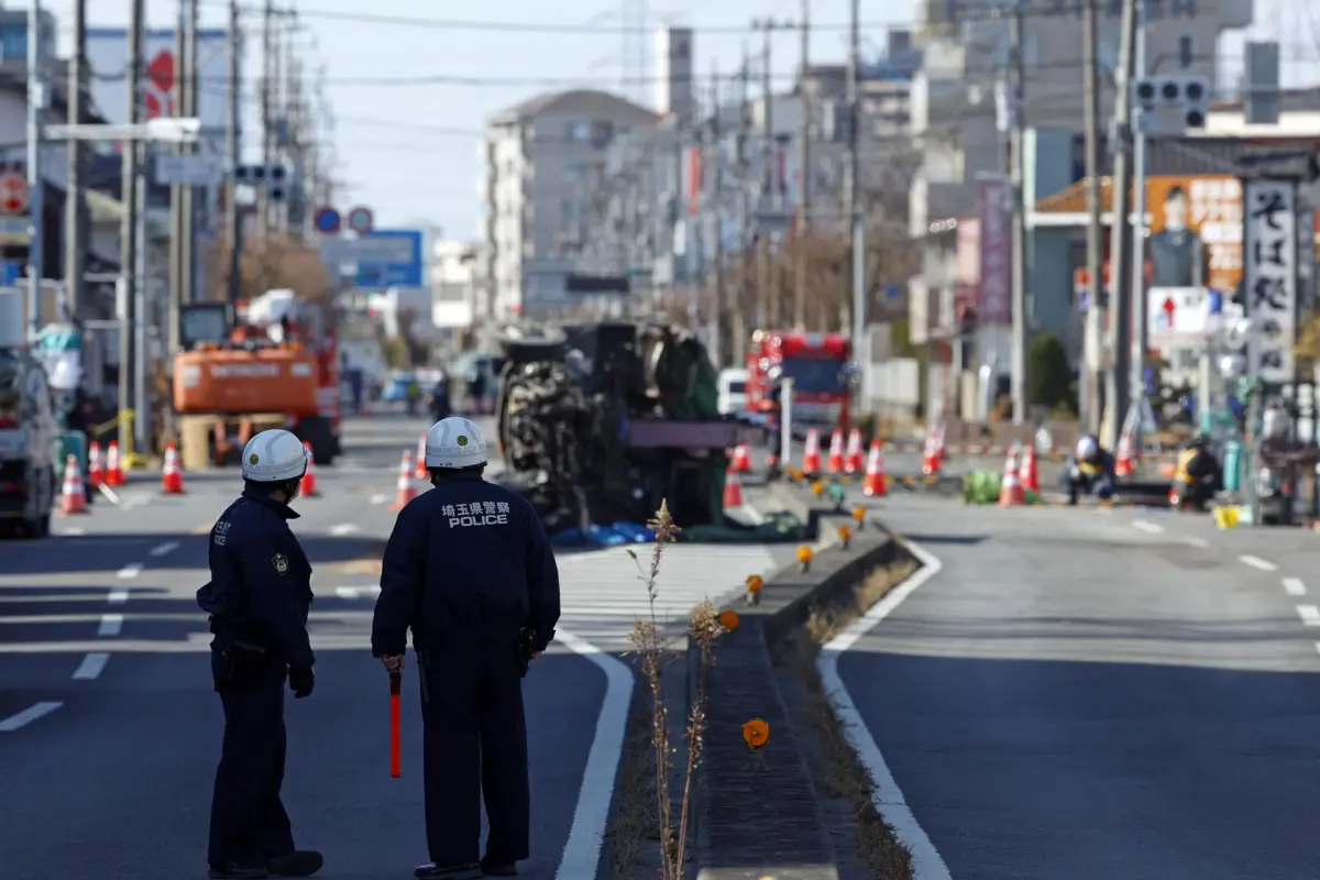 Socavón se "tragó" a conductor de camión en Japón, EFE