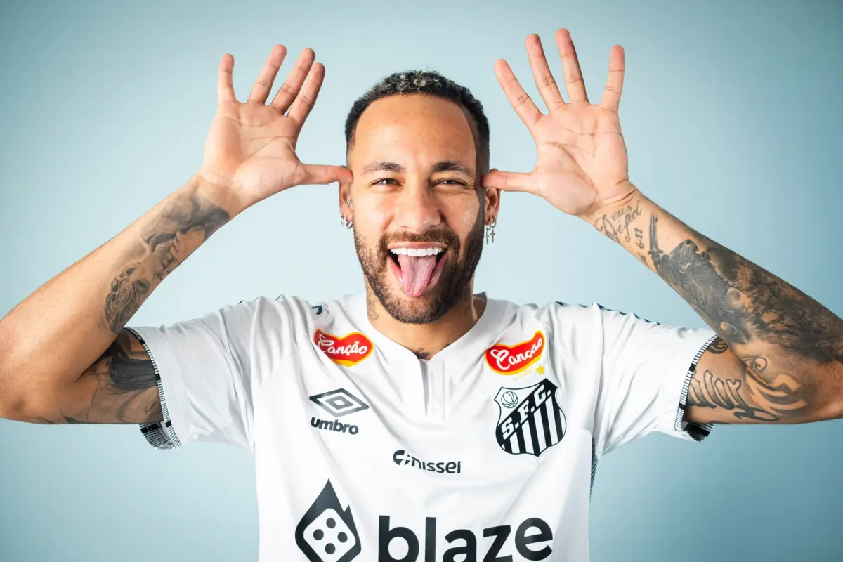 Neymar firma contrato con Santos de Brasil 