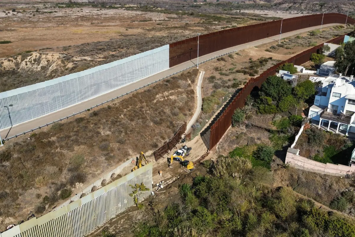 Trump retoma reconstrucción del muro fronterizo con México, EFE