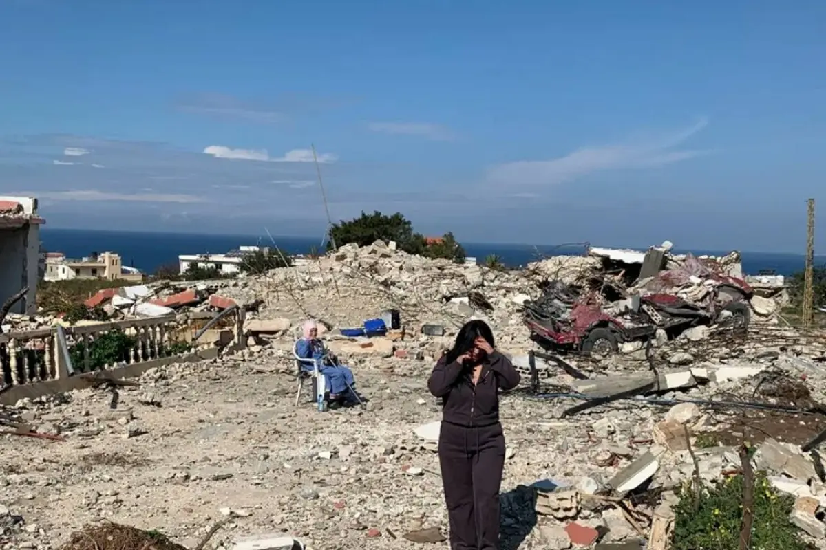 Dos mujeres entre las ruinas de Naqoura, en el sur del Líbano, tras la retirada del Ejército israelí. , EFE.